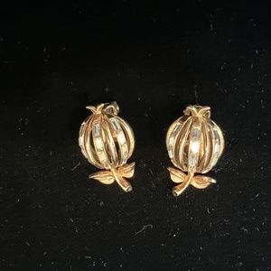 Vintage Trifari clip earrings